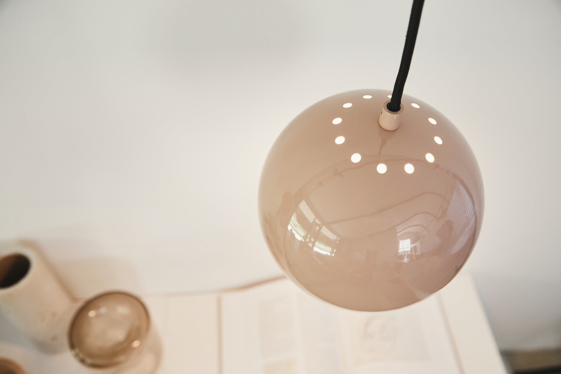 Frandsen Ball pendant lampe - Glossy Nude - Ø:18 - Bahne